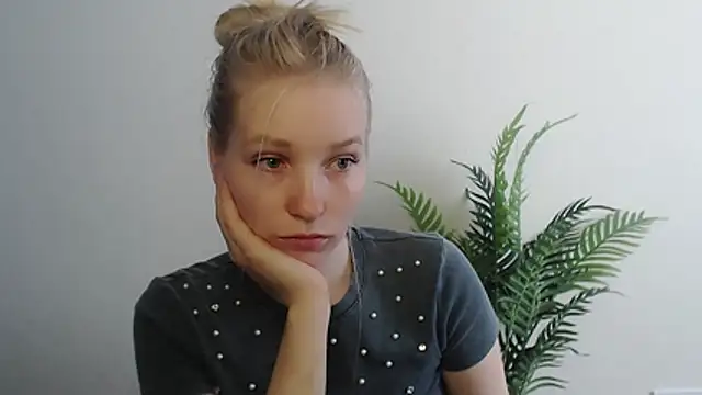 Snapshot of Queen_ofLove chatting on April 30, 7:47 am Queen ofLove online show from April 30, 7:47 am