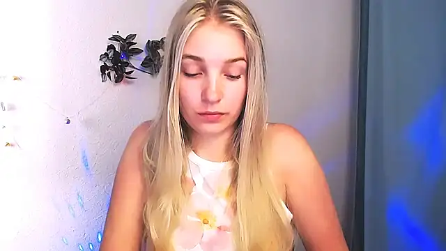 Snapshot of Queen_ofLove chatting on May 15, 11:06 am Queen ofLove online show from May 15, 11:06 am
