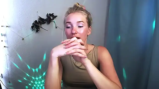 Snapshot of Queen_ofLove chatting on May 22, 11:16 am Queen ofLove online show from May 22, 11:16 am