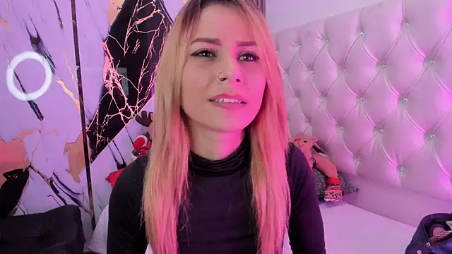 Snapshot of sophiee_evanss_ chatting on December 21, 9:23 am sophiee evanss online show from December 21, 9:23 am