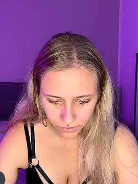 lunawolf21 online show from October 20, 6:47 am