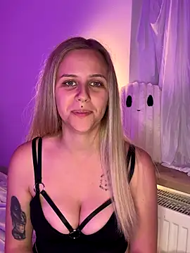 lunawolf21 online show from October 25, 5:30 pm