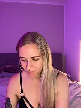 lunawolf21 online show from October 31, 7:31 am