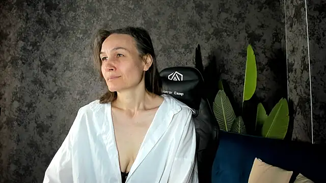 Lillian White online show from October 18, 11:49 pm