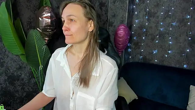 Lillian White online show from February 15, 1:02 am