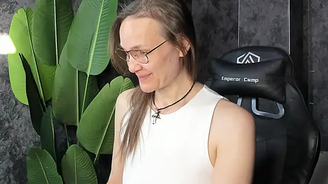 Snapshot of Lillian_White chatting on May 3, 1:00 am Lillian White online show from May 3, 1:00 am