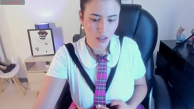 Snapshot of RuthEvans_ chatting on January 25, 2:03 pm RuthEvans online show from January 25, 2:03 pm