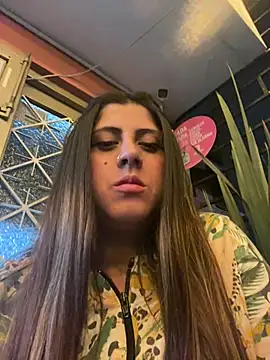 Snapshot of girl_anni chatting on February 9, 12:39 am girl anni online show from February 9, 12:39 am