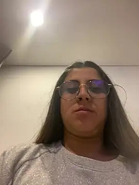 Snapshot of girl_anni chatting on February 18, 3:21 am girl anni online show from February 18, 3:21 am
