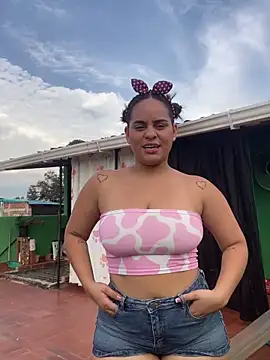 Snapshot of Violetrousse chatting on February 5, 9:19 pm Violetrousse online show from February 5, 9:19 pm