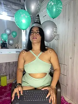 Snapshot of Violetrousse chatting on February 18, 11:01 pm Violetrousse online show from February 18, 11:01 pm