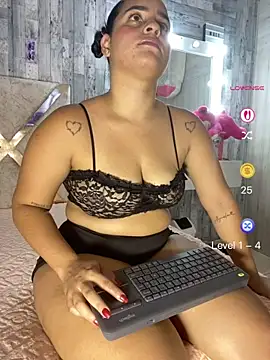 Snapshot of Violetrousse chatting on May 3, 7:20 pm Violetrousse online show from May 3, 7:20 pm