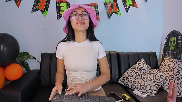 Snapshot of Mia_petite01 chatting on October 9, 11:36 pm Mia petite01 online show from October 9, 11:36 pm