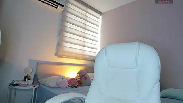 Snapshot of Ninamirley chatting on February 19, 7:54 pm Ninamirley online show from February 19, 7:54 pm