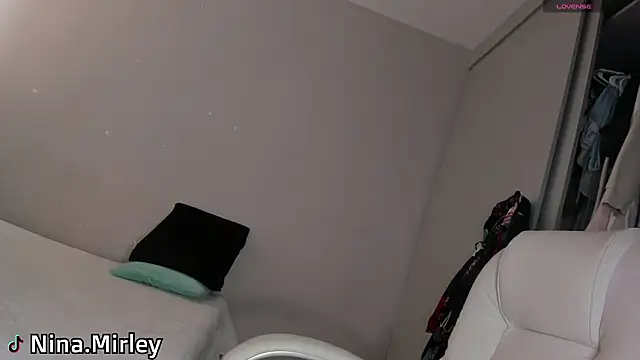 Snapshot of Ninamirley chatting on February 27, 7:03 pm Ninamirley online show from February 27, 7:03 pm