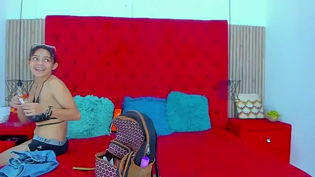 AmeliaANDEmily online show from February 19, 7:48 pm