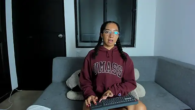 NAHOMI MILLER online show from November 28, 11:40 pm