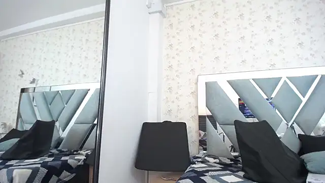 Queenjenn   online show from January 2, 7:07 pm