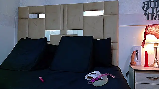 Queenjenn   online show from March 29, 8:09 pm