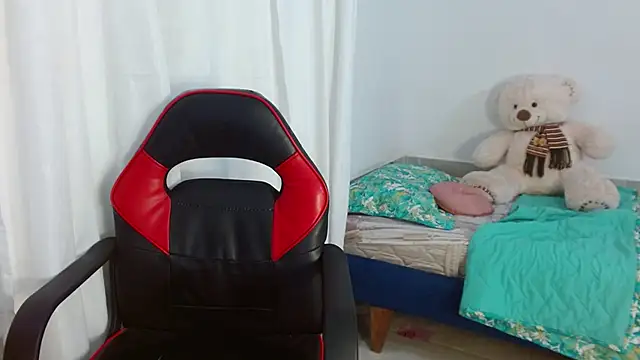 Snapshot of diamondGirl chatting on February 6, 3:27 am diamondGirl online show from February 6, 3:27 am