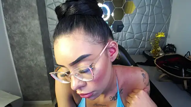 Tiffanny online show from March 8, 3:35 pm