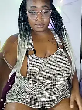 TheeNicole online show from March 8, 10:45 pm