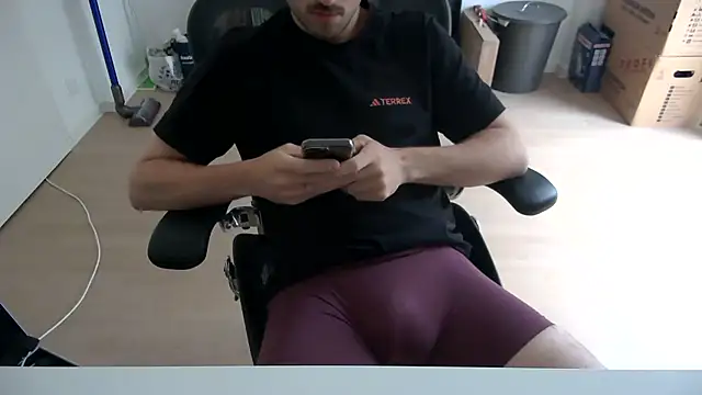 Snapshot of taallguyy_196 chatting on June 10, 3:44 pm taallguyy 196 online show from June 10, 3:44 pm