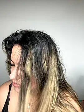 Snapshot of Amira__Fatima chatting on October 14, 2:18 pm Amira Fatima online show from October 14, 2:18 pm
