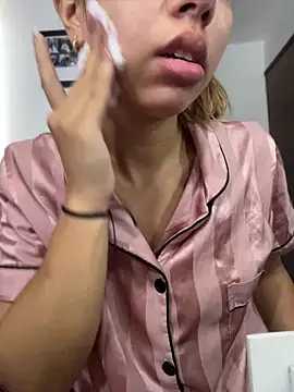 Snapshot of Aaliyah_Salma chatting on May 17, 3:52 pm Aaliyah Salma online show from May 17, 3:52 pm