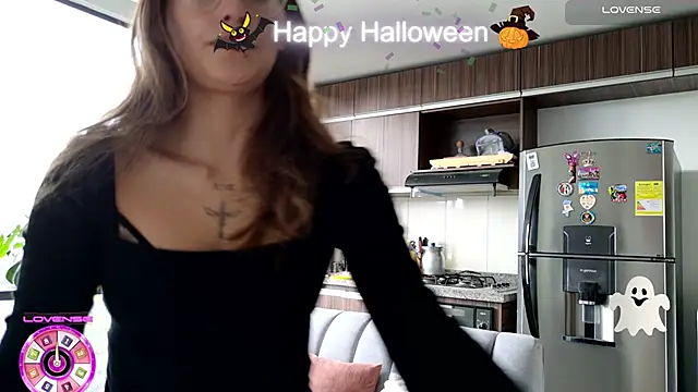 Snapshot of Emmy_petit chatting on October 28, 3:14 pm Emmy petit online show from October 28, 3:14 pm