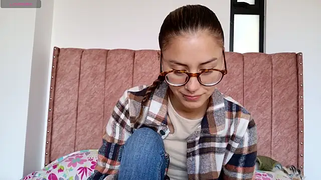 Snapshot of Emmy_petit chatting on May 8, 3:06 pm Emmy petit online show from May 8, 3:06 pm
