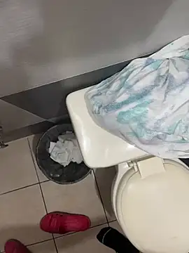 Snapshot of mylovetr1 chatting on March 4, 5:21 am mylovetr1 online show from March 4, 5:21 am