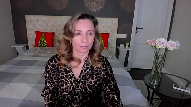 Snapshot of AllisonWilliams chatting on December 17, 4:02 pm AllisonWilliams online show from December 17, 4:02 pm