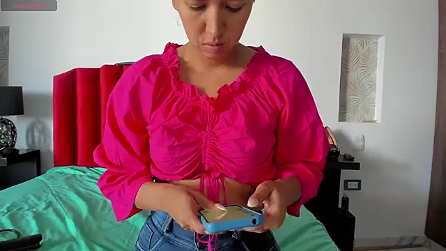Snapshot of Violeta_Roa chatting on February 1, 1:09 pm Violeta Roa online show from February 1, 1:09 pm