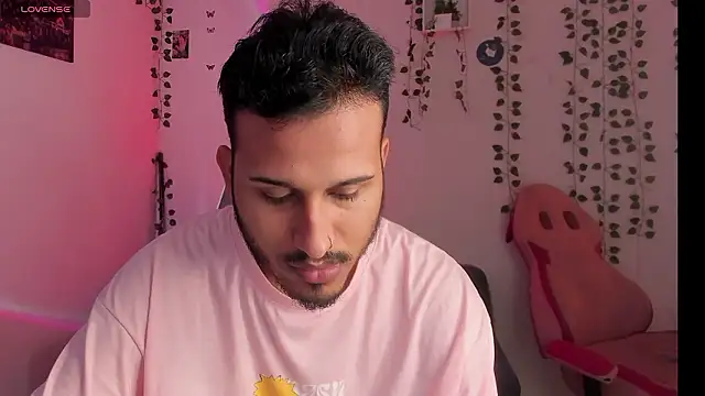 Snapshot of Raf_brunette chatting on December 9, 12:30 pm Raf brunette online show from December 9, 12:30 pm