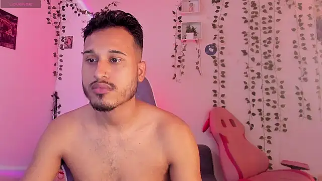 Snapshot of Raf_brunette chatting on December 11, 2:44 pm Raf brunette online show from December 11, 2:44 pm