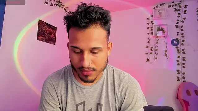 Snapshot of Raf_brunette chatting on December 17, 2:33 pm Raf brunette online show from December 17, 2:33 pm