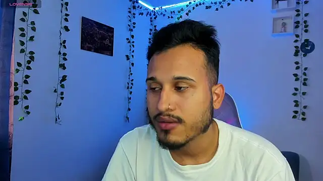 Snapshot of Raf_brunette chatting on December 22, 1:33 pm Raf brunette online show from December 22, 1:33 pm