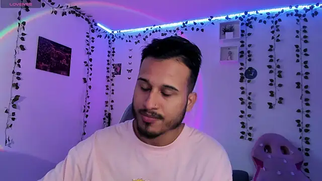 Snapshot of Raf_brunette chatting on December 24, 1:17 pm Raf brunette online show from December 24, 1:17 pm