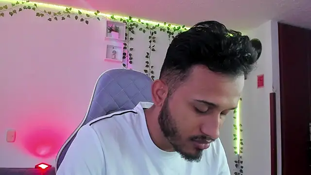 Snapshot of Raf_brunette chatting on December 27, 2:43 pm Raf brunette online show from December 27, 2:43 pm