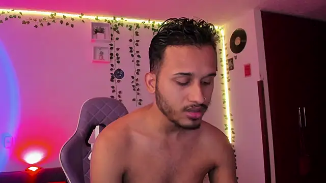 Snapshot of Raf_brunette chatting on January 7, 9:18 am Raf brunette online show from January 7, 9:18 am