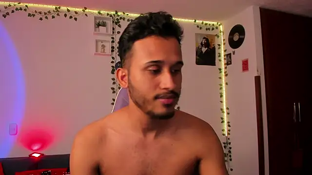 Snapshot of Raf_brunette chatting on January 7, 12:20 pm Raf brunette online show from January 7, 12:20 pm