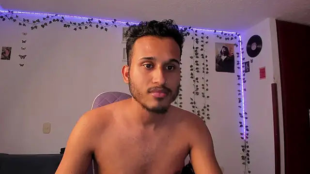 Snapshot of Raf_brunette chatting on January 15, 8:37 pm Raf brunette online show from January 15, 8:37 pm