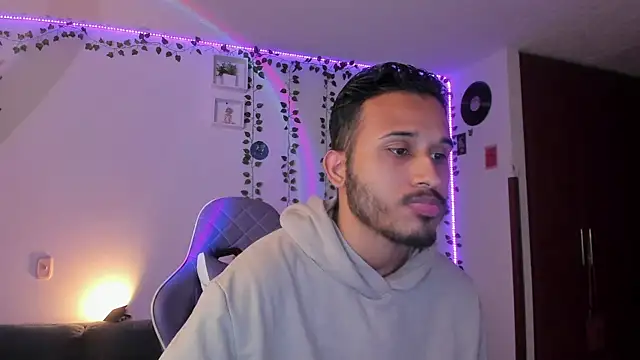 Snapshot of Raf_brunette chatting on January 17, 10:33 am Raf brunette online show from January 17, 10:33 am