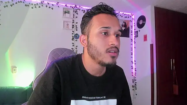 Snapshot of Raf_brunette chatting on January 18, 12:04 pm Raf brunette online show from January 18, 12:04 pm