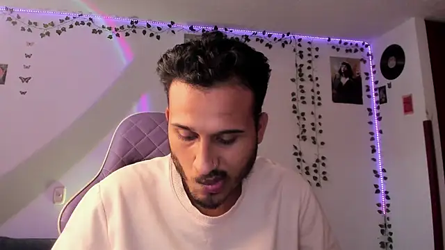 Snapshot of Raf_brunette chatting on January 30, 8:42 pm Raf brunette online show from January 30, 8:42 pm