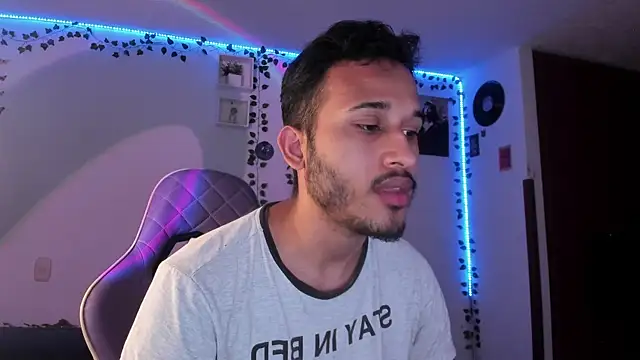 Snapshot of Raf_brunette chatting on February 4, 10:21 am Raf brunette online show from February 4, 10:21 am