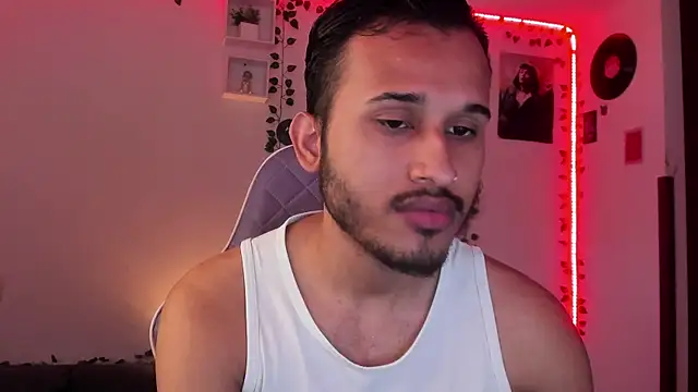 Snapshot of Raf_brunette chatting on February 6, 12:05 pm Raf brunette online show from February 6, 12:05 pm