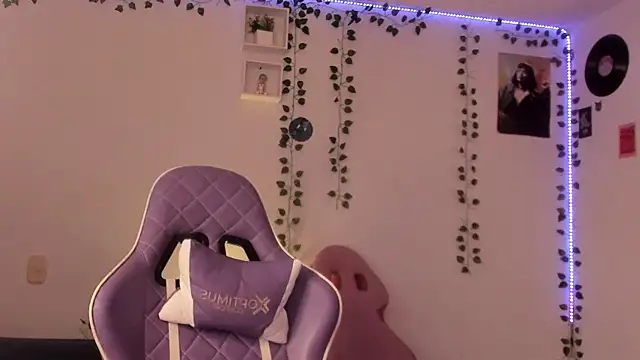 Snapshot of Raf_brunette chatting on February 7, 11:45 am Raf brunette online show from February 7, 11:45 am