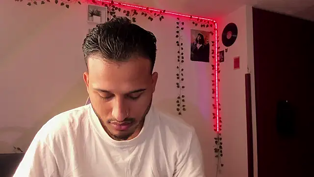 Snapshot of Raf_brunette chatting on February 8, 11:44 am Raf brunette online show from February 8, 11:44 am